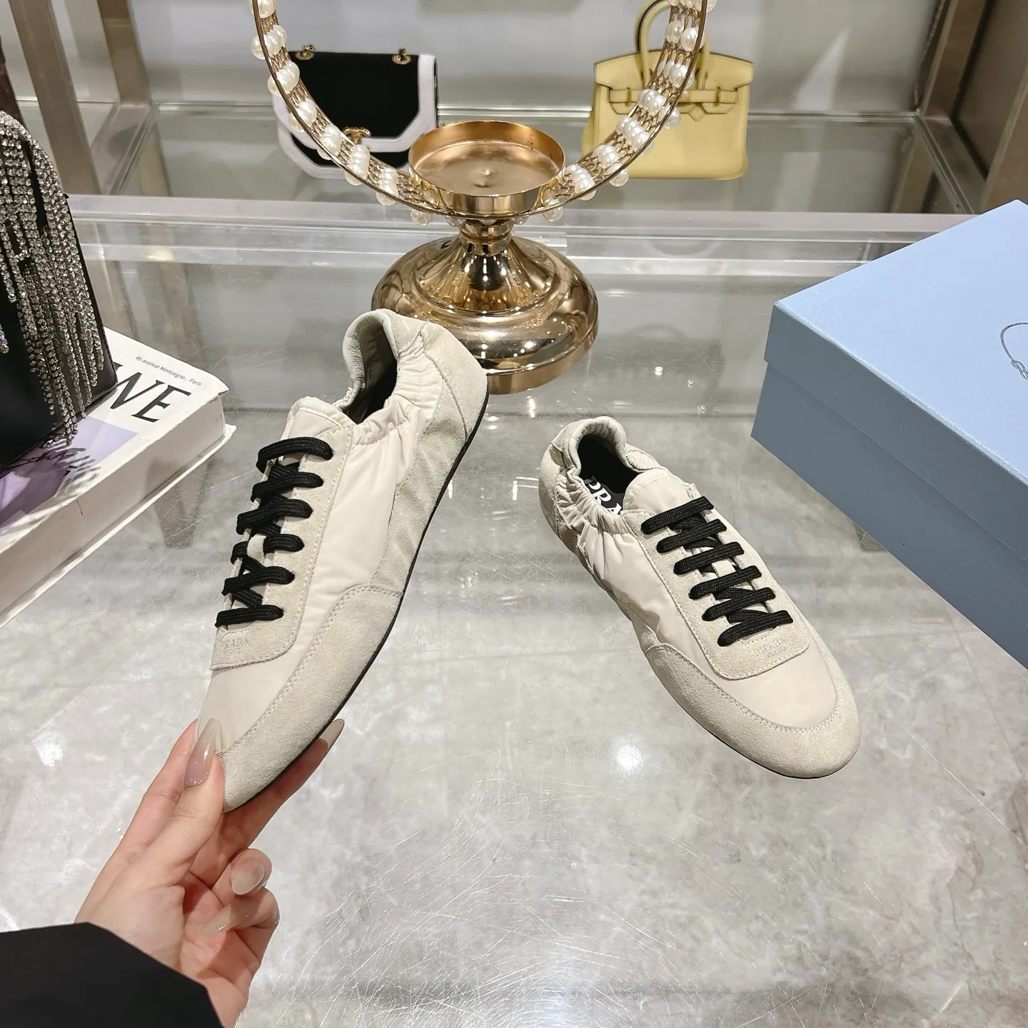 👟👟Ex-factory price 520👟👟Men's size +10 Couple style🎆Prada's new moral training shoes. The upper is suede with texture, and the inner sheepskin is wrapped. It is soft and waxy🎆The insole is thickened with lambskin. It is extremely comfortable to step on, has a sense of support, and feels well wrapped. The shoe shape is full of wrapping, light and easy to wear. A practical casual shoe that makes your legs appear taller! White is clean and refreshing, needed all year round, and can be easily worn with skirts and pants. Upper: imported suede/original molded fabric. Lining: sheepskin. Outsole: rubber outsole! Code number: 35-41 Color: burgundy blue brown green dark green yellow black red gray 9 colors available